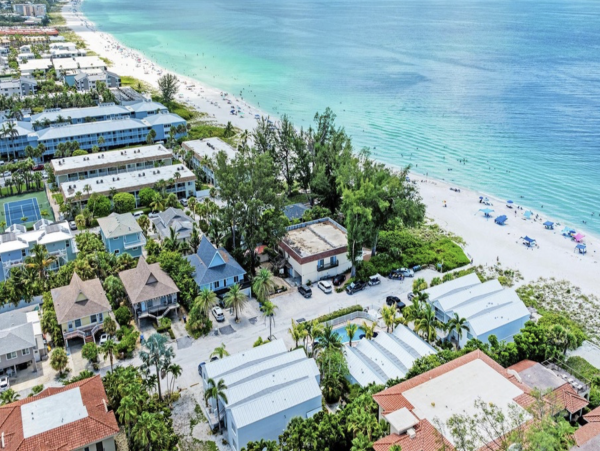 On Beach One Bedroom Condo with Communal Pool in Holmes Beach
